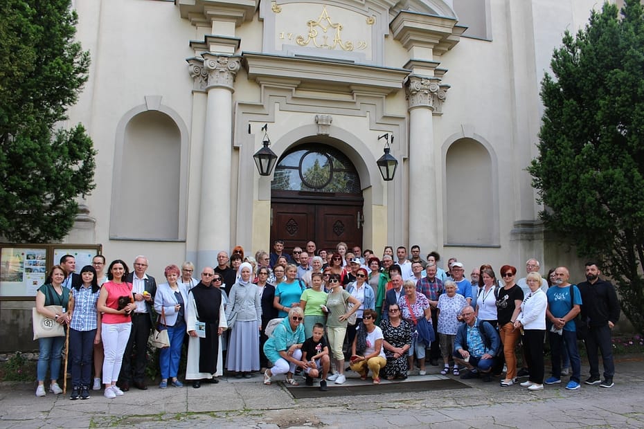 Uczestnicy XII Forum Szlaku Cysterskiego w Polsce przed portalem głównego wejścia do kościoła pw. Wniebowzięcia NMP w Wągrowcu.