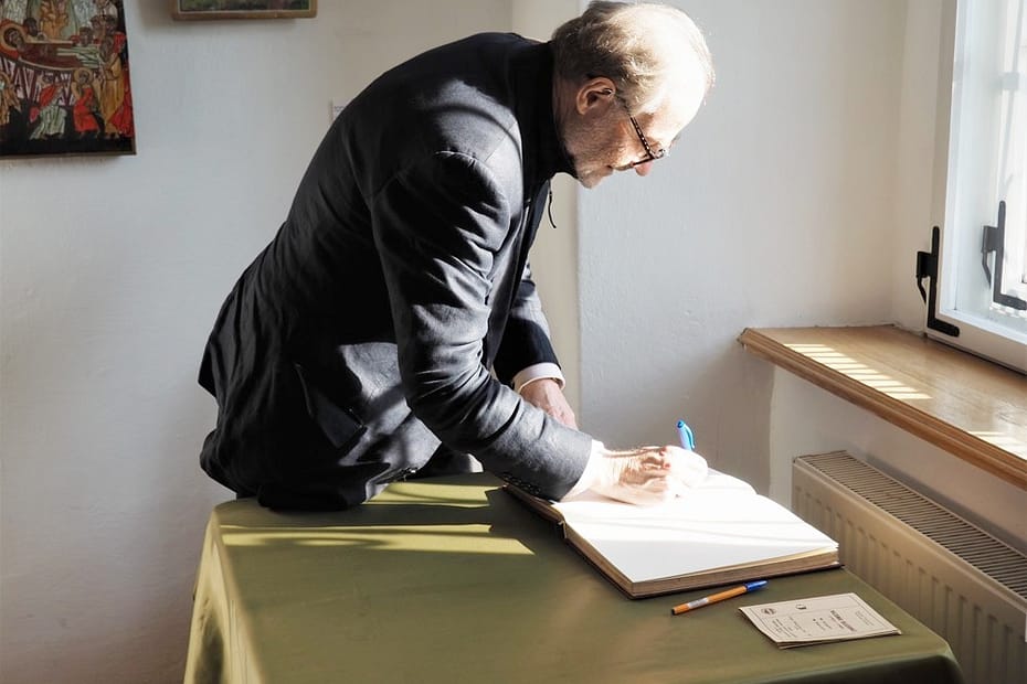 prof. Thimothy Garton Ash składa podpis w księdze pamiątkowej w Muzeum w Wągrowcu